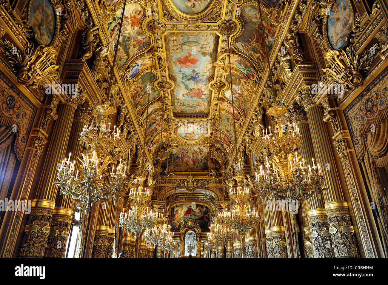 Interno, grande atrio con soffitto dipinto da Paul Baudry con motivi dalla storia musicale, Opéra Garnier Opera, Parigi Foto Stock