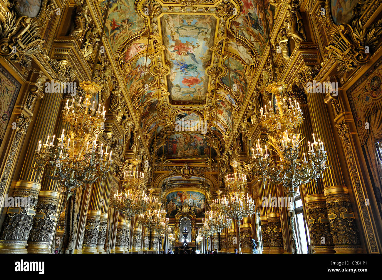 Interno, grande atrio con soffitto dipinto da Paul Baudry con motivi dalla storia musicale, Opéra Garnier Opera, Parigi Foto Stock