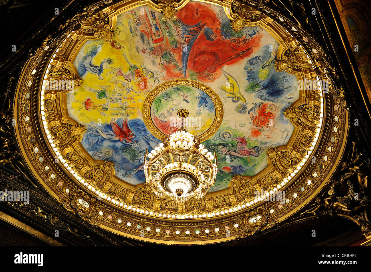 Interno, lampadario di cristallo e il soffitto dipinto 'Apollo con la cetra" di Marc Chagall nella cupola Foto Stock