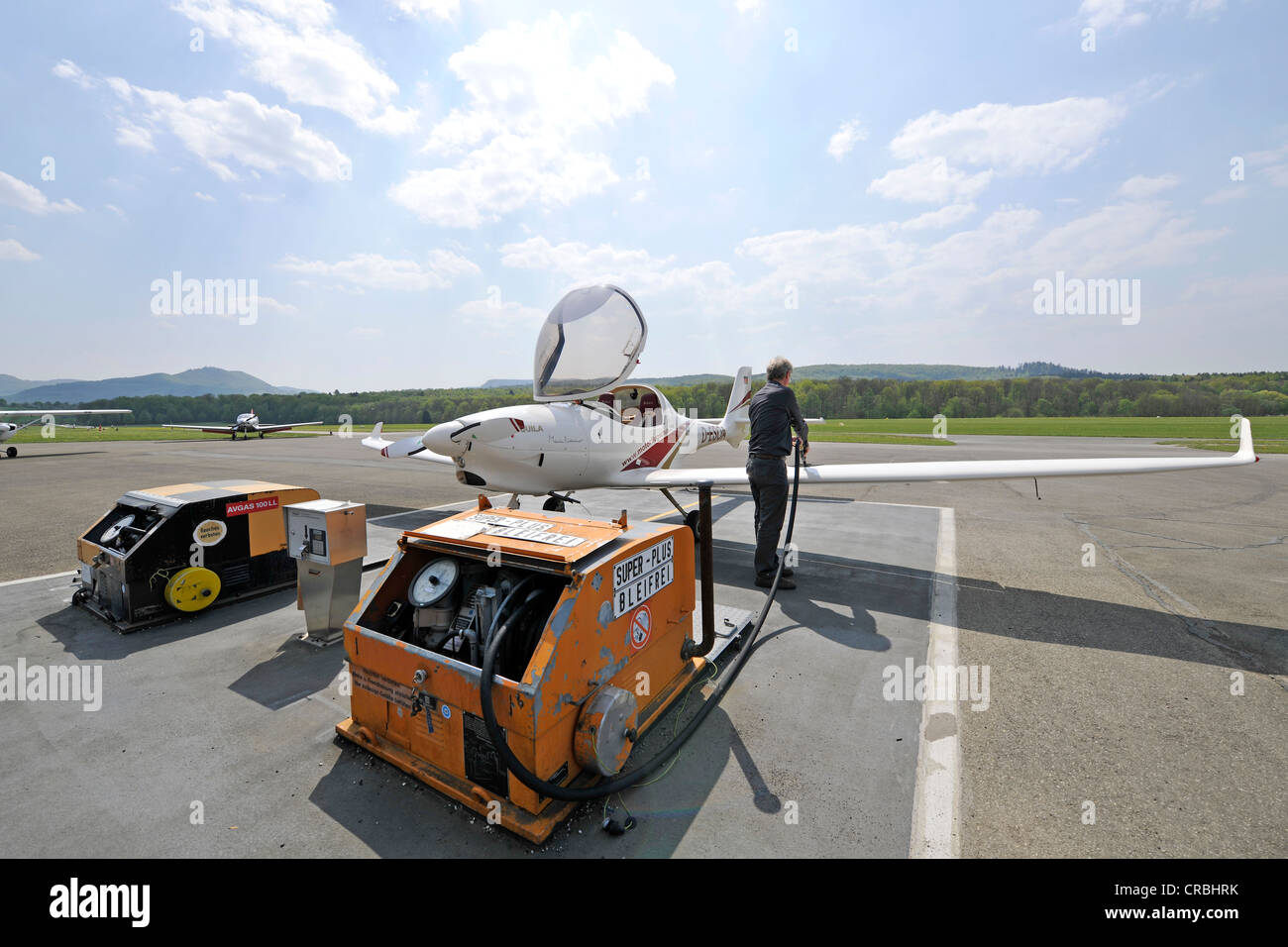 Il rifornimento di aeromobili leggeri D-ESOA Aquila A210 A01 dal suo pilota, stazione di gas su Airport Hahnweide, Kirchheim unter Teck Foto Stock