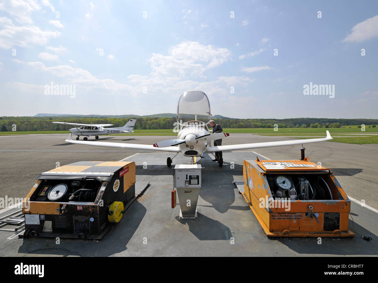 Il rifornimento di aeromobili leggeri D-ESOA Aquila A210 A01 dal suo pilota, stazione di gas su Airport Hahnweide, Kirchheim unter Teck Foto Stock