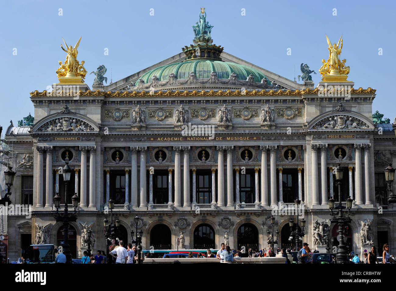 La facciata anteriore dell'Opéra Garnier opera house, Parigi, Francia, Europa Foto Stock