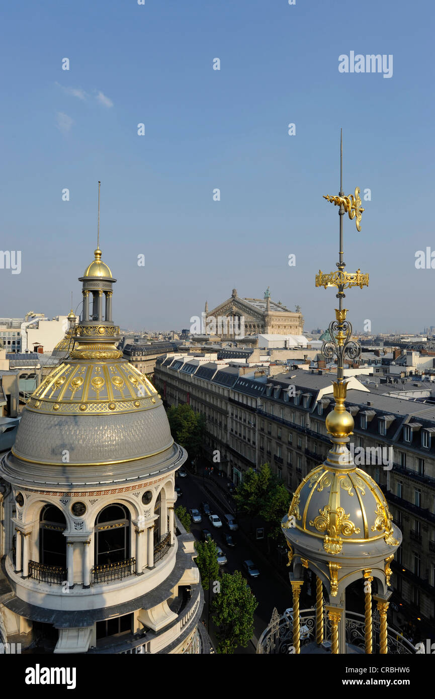 Vista da una piattaforma di osservazione sull'Opéra Palais Garnier opera house, Parigi, Francia, Europa Foto Stock