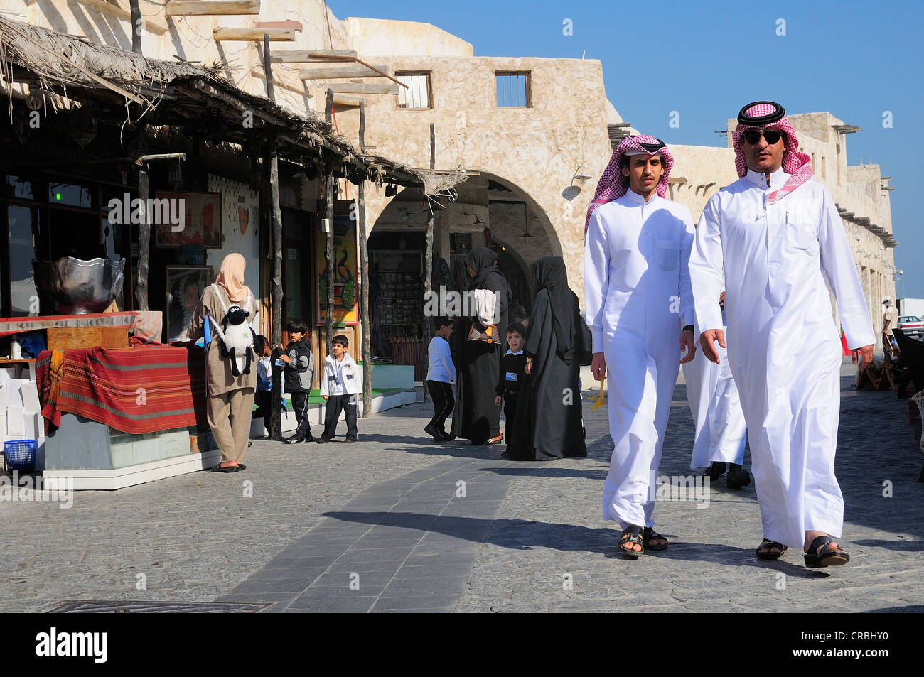 Abbigliamento tipico nel Souq Waqif, Doha, Qatar, Medio Oriente Foto Stock