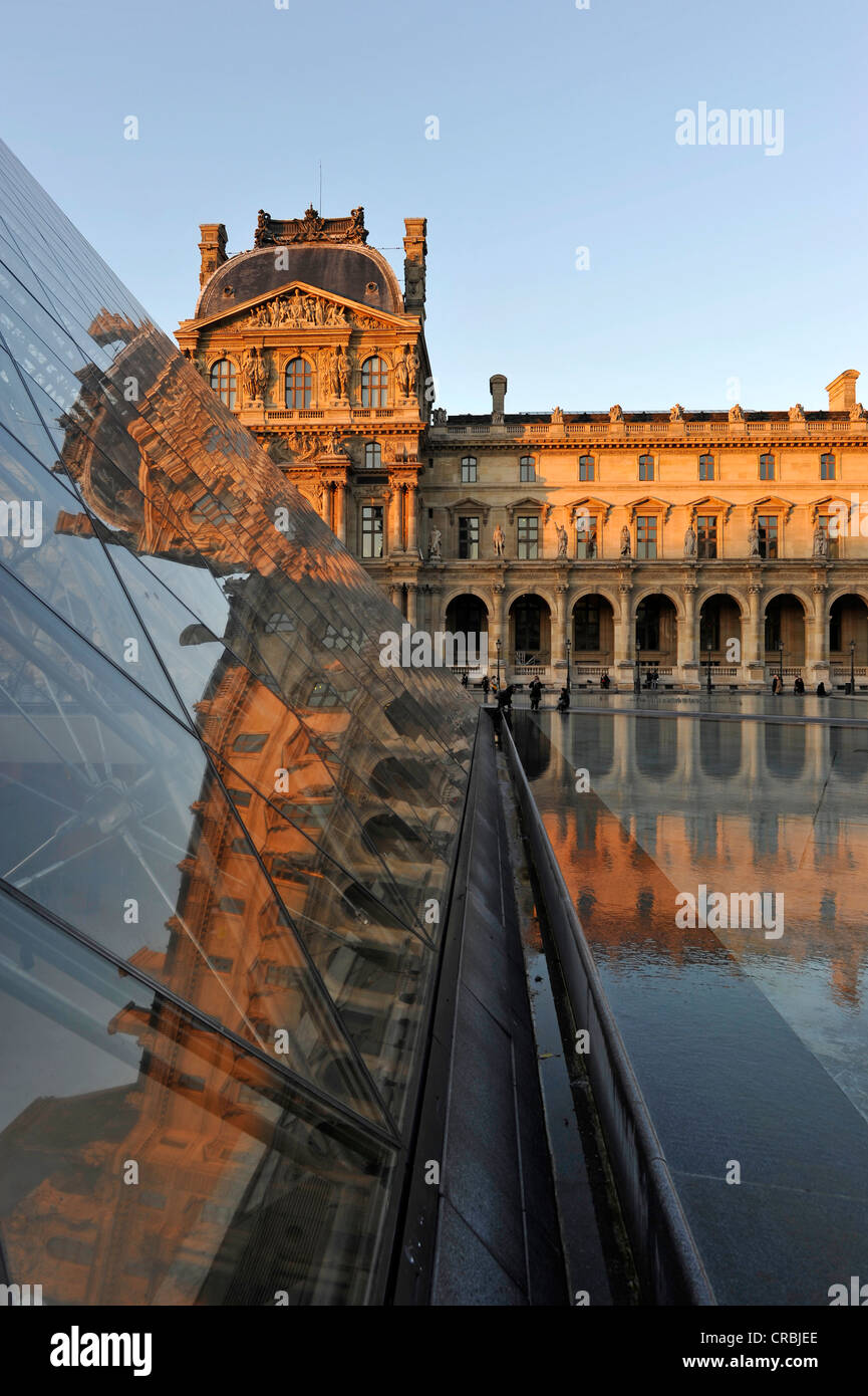 Il padiglione Richelieu, piramide in vetro entrata di fronte, il Palais du Louvre o Palazzo del Louvre Museum, Parigi, Francia, Europa Foto Stock