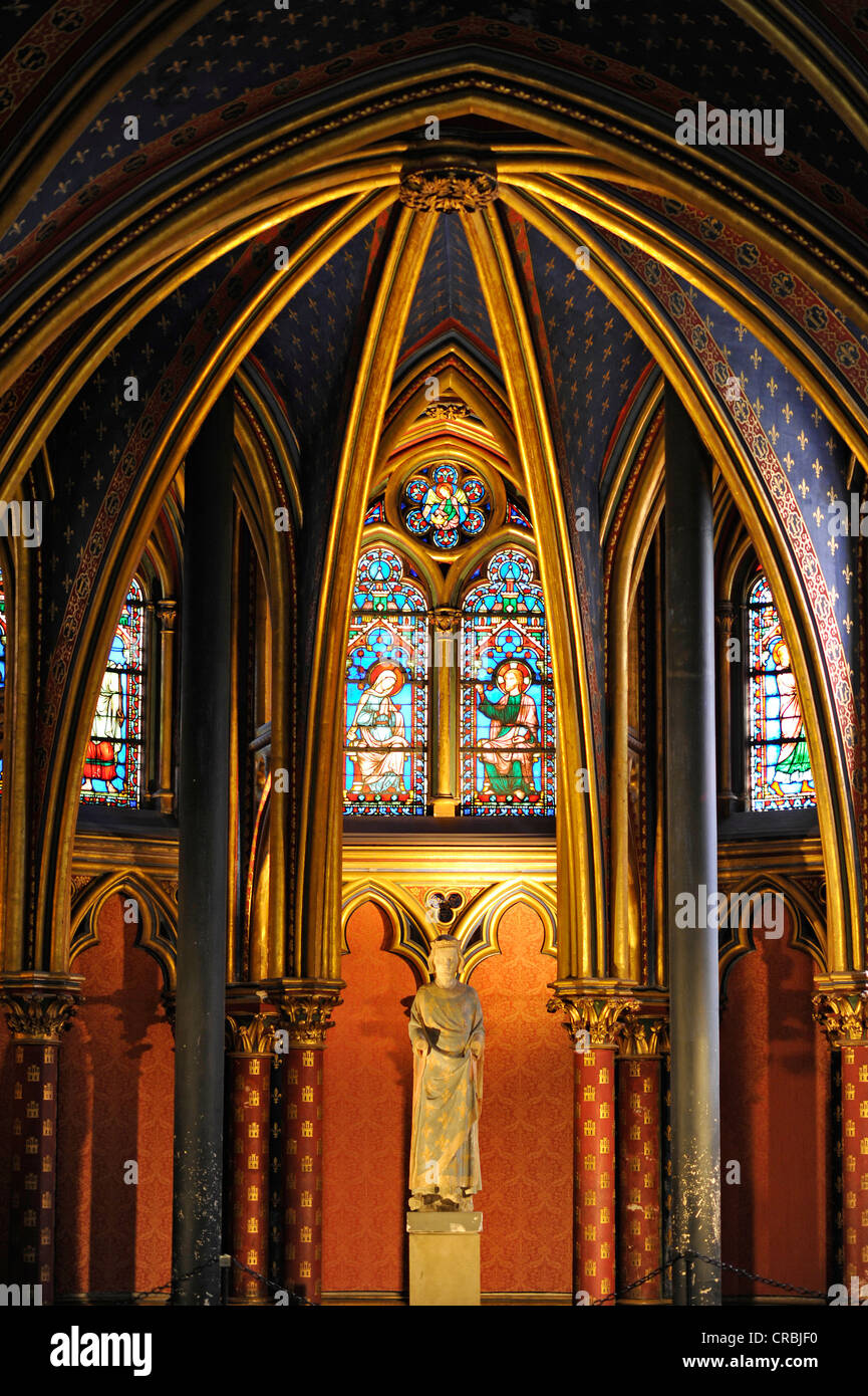 Coro e Altare maggiore con la statua di Luigi IX, cappella inferiore o la Chapelle Basse, Sainte-Chapelle ex cappella del palazzo, Île de la Cité Foto Stock