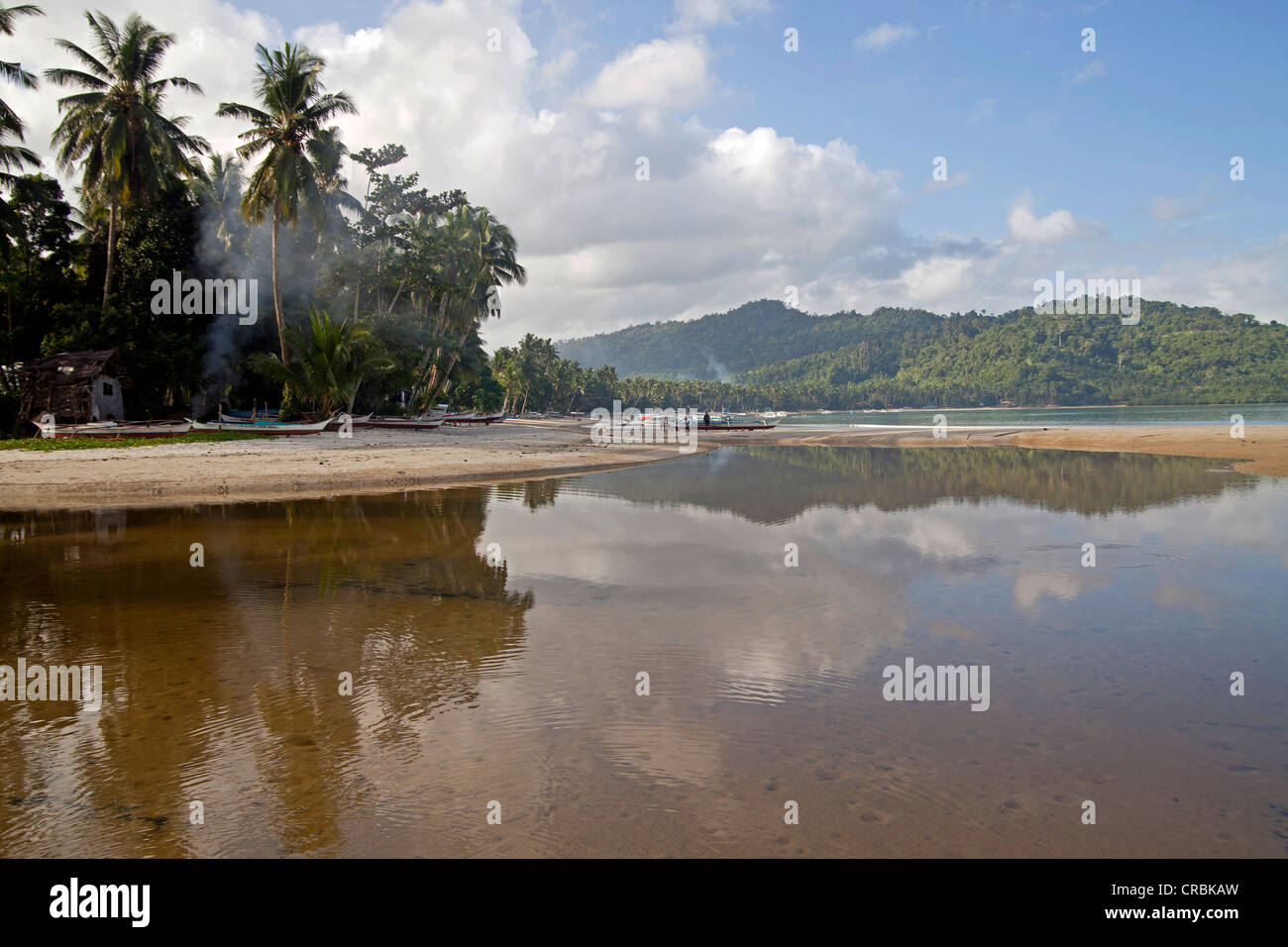 Estuario e bassa marea presso la spiaggia sabbiosa di Port Barton, isola di Palawan, Filippine, Asia Foto Stock