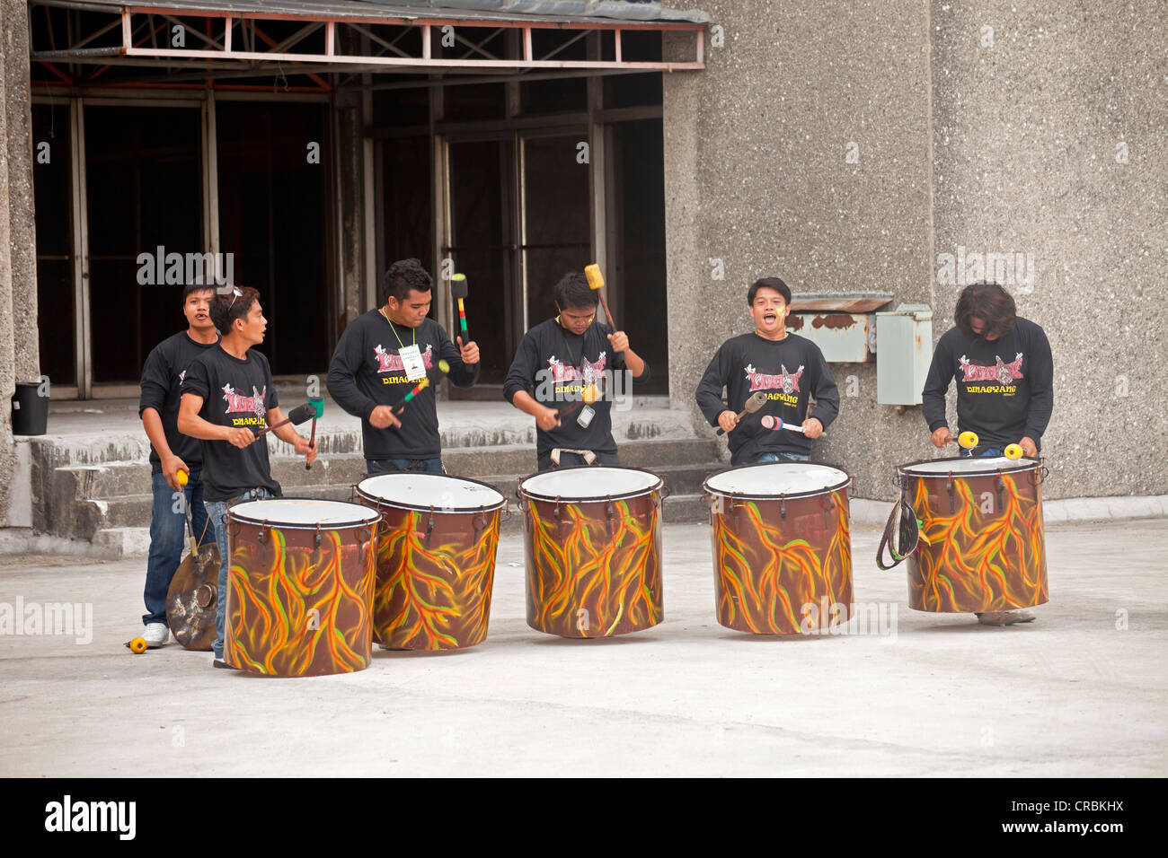 I percussionisti al Pasinaya 2012 Festival Folk presso il Centro Culturale delle Filippine, Manila, Filippine, Asia Foto Stock
