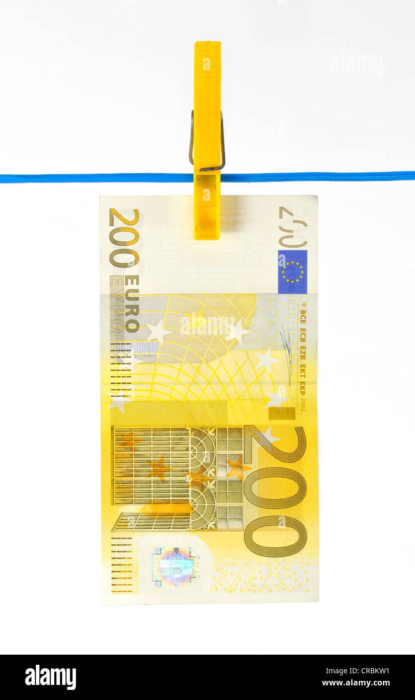 Banconota in euro su uno stendibiancheria, immagine simbolica per il reato di riciclaggio di denaro sporco Foto Stock