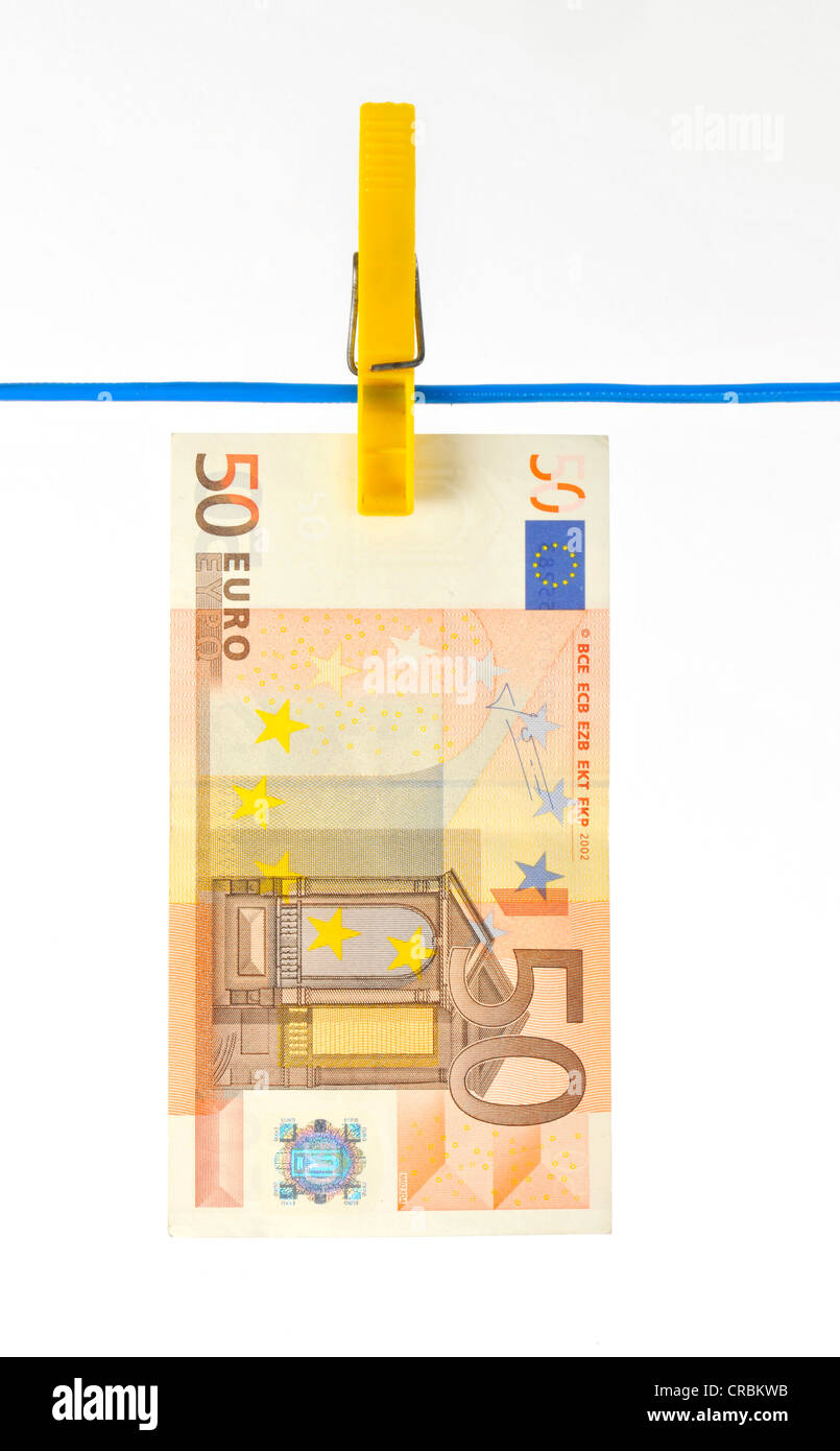 Banconota in euro su uno stendibiancheria, immagine simbolica per il reato di riciclaggio di denaro sporco Foto Stock