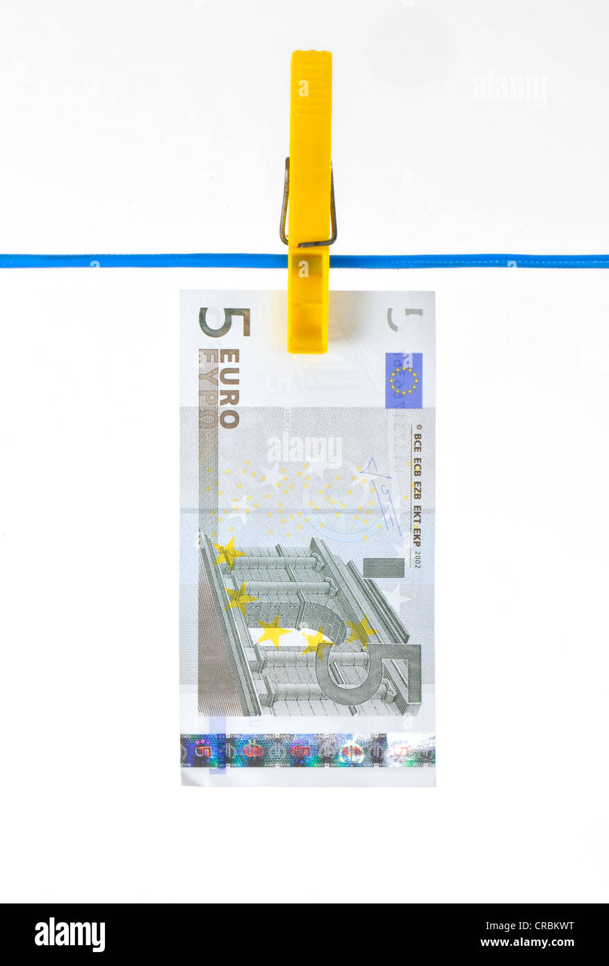 Banconota in euro su uno stendibiancheria, immagine simbolica per il reato di riciclaggio di denaro sporco Foto Stock