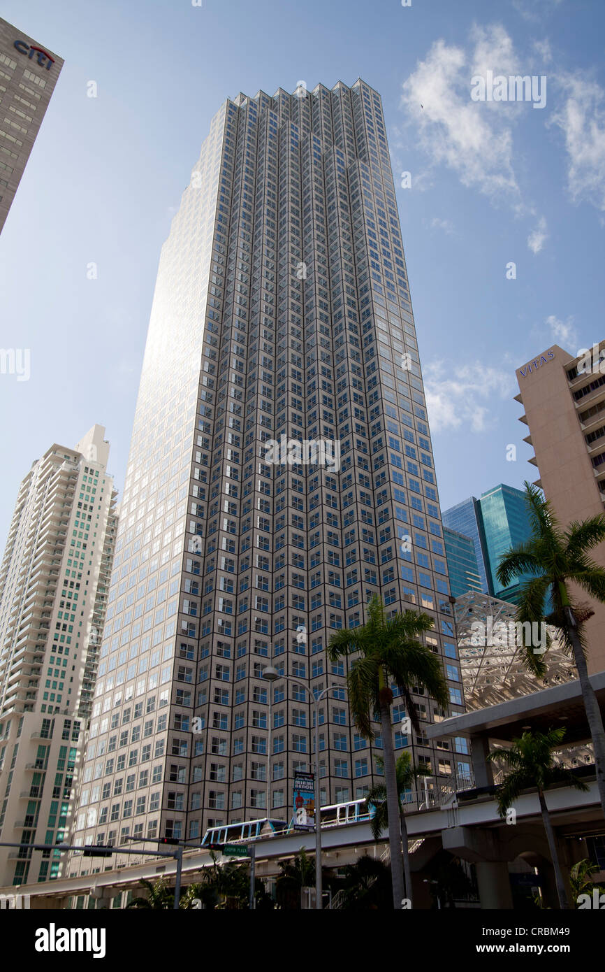 Il grattacielo e il treno gratuito, Metromover downtown Miami, Florida, Stati Uniti d'America Foto Stock