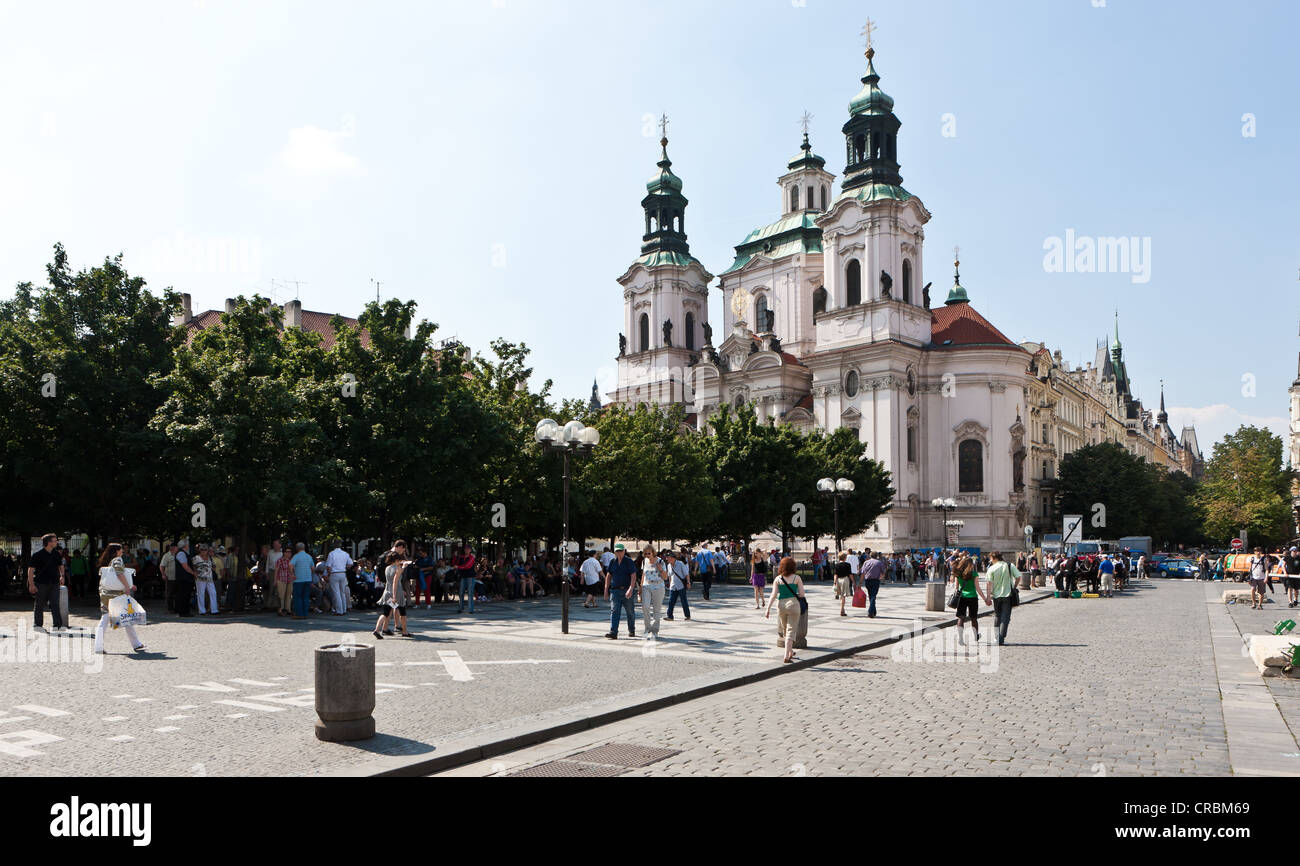 Piazza della Città Vecchia con la Chiesa di San Nicola, Praga, Repubblica Ceca, Europa Foto Stock