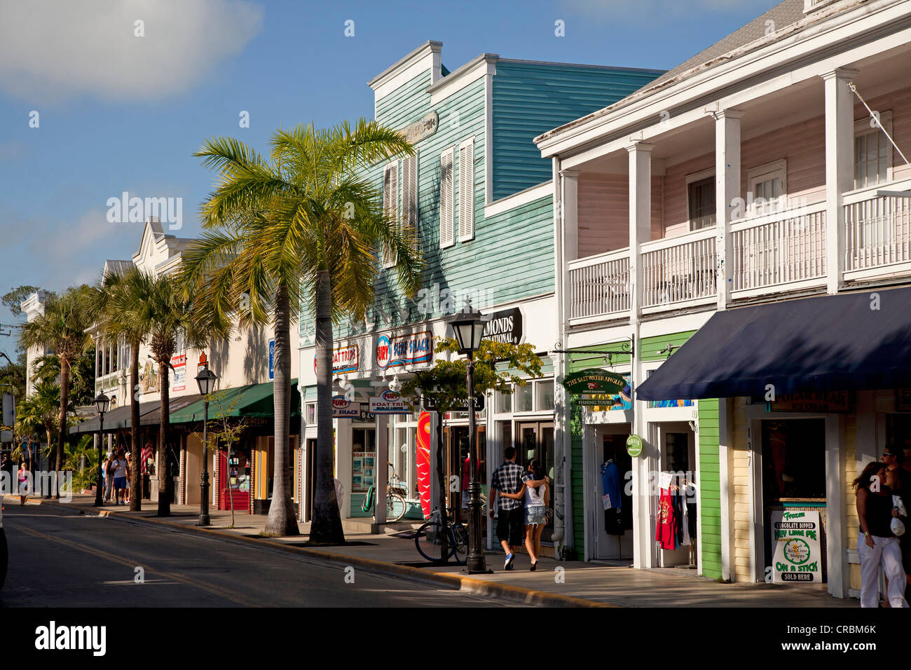 Strada principale e delle attrazioni turistiche di Duval Street a Key West, Florida Keys, Florida, Stati Uniti d'America Foto Stock
