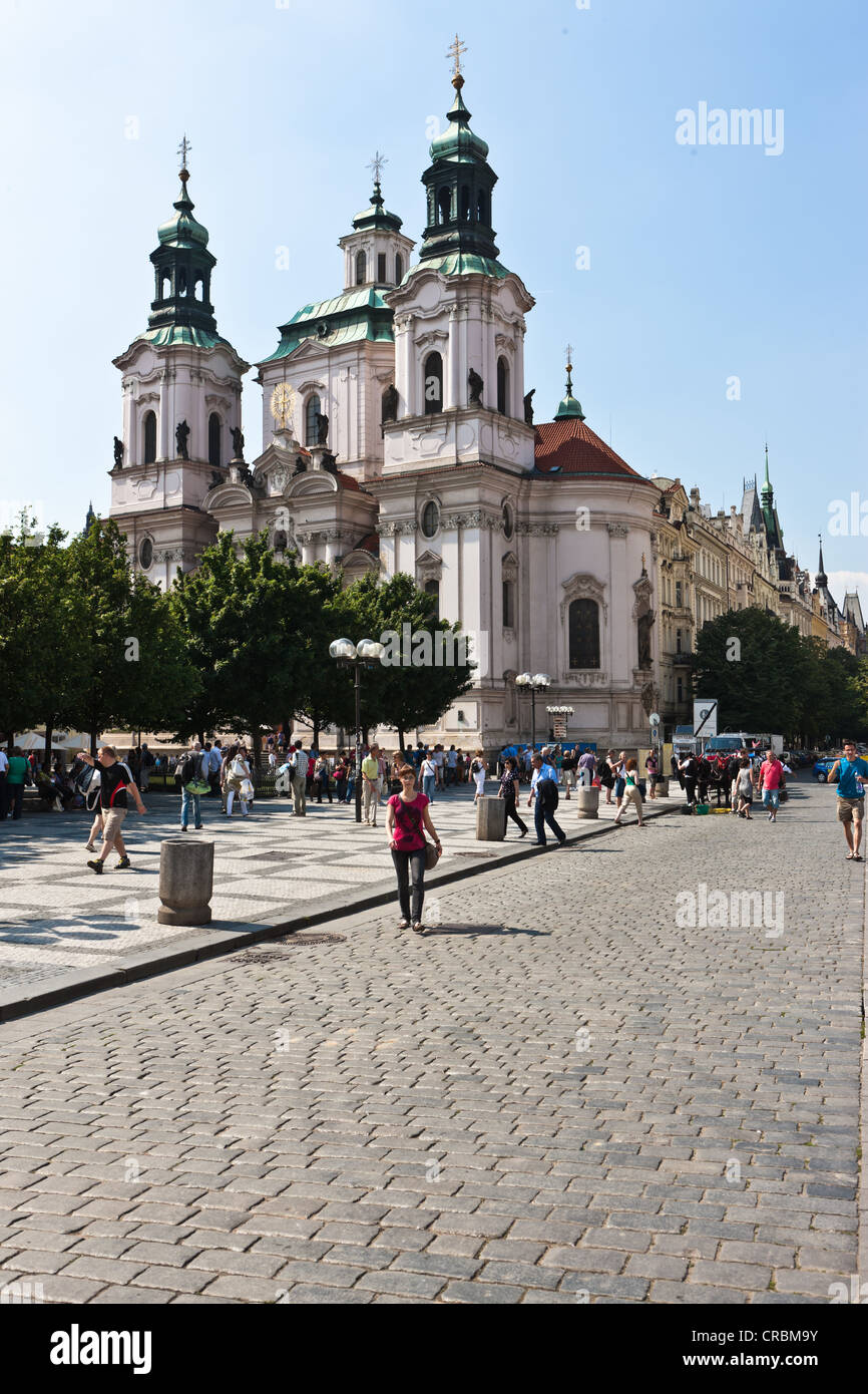 Piazza della Città Vecchia con la Chiesa di San Nicola, Praga, Repubblica Ceca, Europa Foto Stock