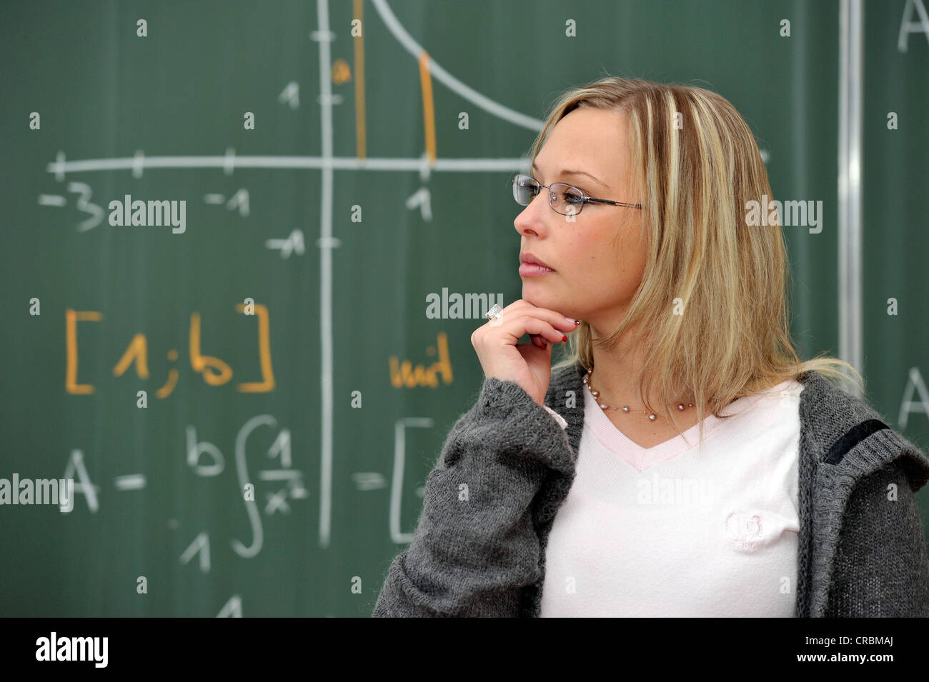 Tirocinante, insegnante di prospettiva, giovane insegnante, pensieroso, matematica, lavagna, aule Baden-Wuerttemberg Foto Stock