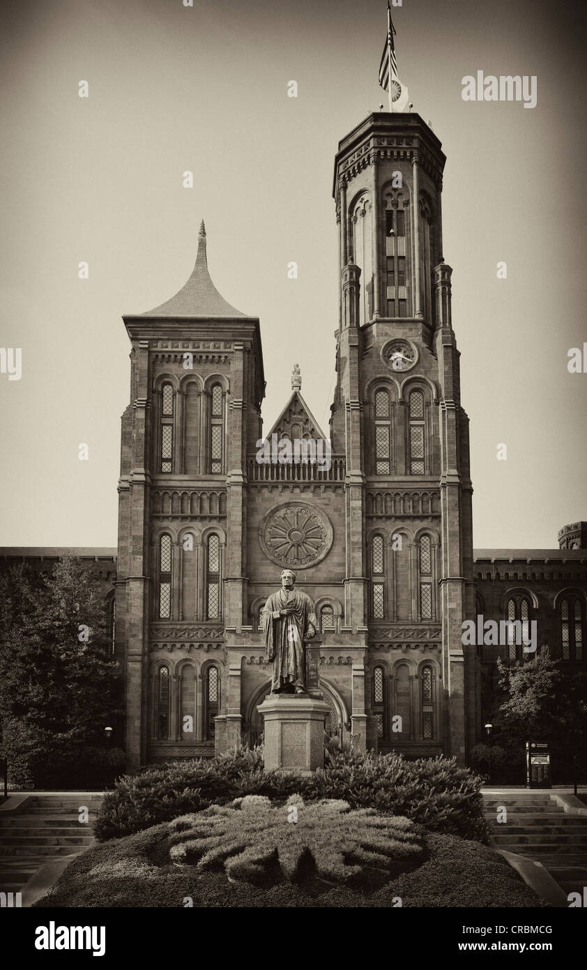 Immagine in bianco e nero, seppia, statua dello scienziato Joseph Henry nella parte anteriore del Smithsonian Institution Building Foto Stock Immagine in bianco e nero, seppia, statua dello scienziato Joseph Henry nella parte anteriore del Smithsonian Institution Building Foto Stock