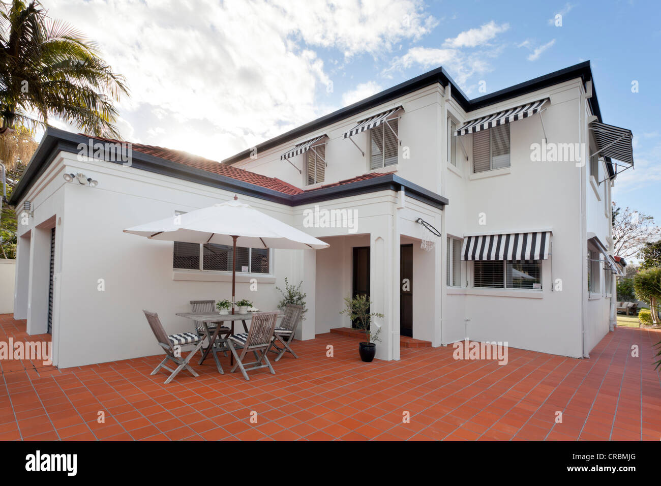 Cortile moderna con area di intrattenimento in elegante casa australiana Foto Stock