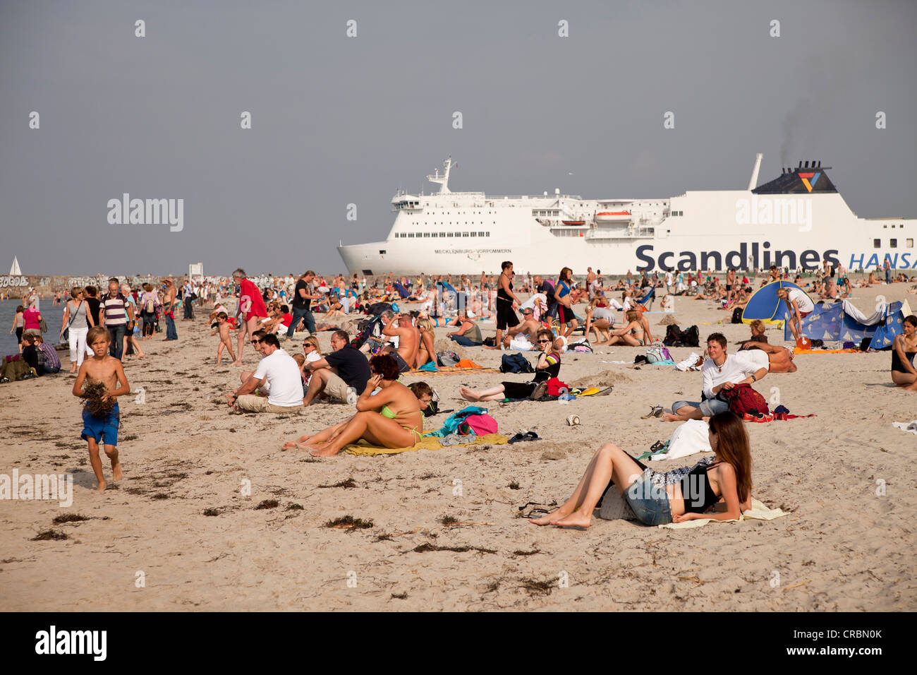 Scandlines ferry e la spiaggia affollata di Warnemuende sul Mar Baltico, Rostock, Meclemburgo-Pomerania Occidentale, Germania, Europa Foto Stock