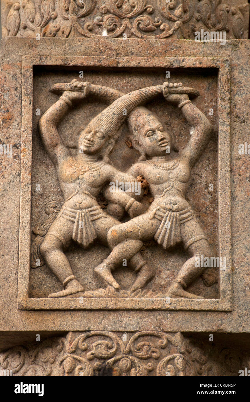 Scultura in pietra di figure danzanti sul tempio del Dente, noto anche come Sri Dalada Maligawa, Kandy, Sri Lanka, Oceano Indiano Foto Stock