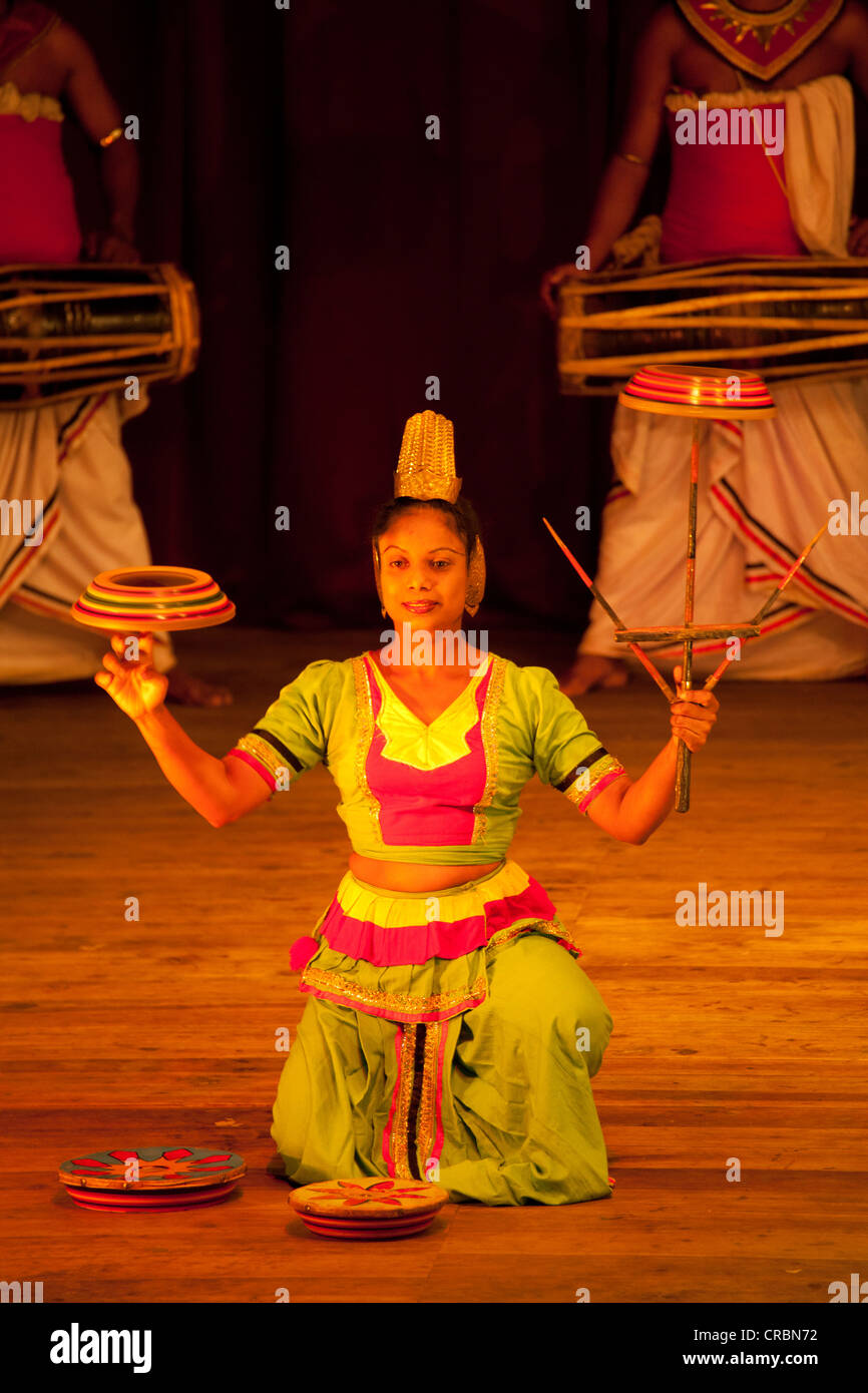 Ballerino di giocoleria durante una performance di Kandy danzatori, Kandy, Sri Lanka, Oceano Indiano Foto Stock
