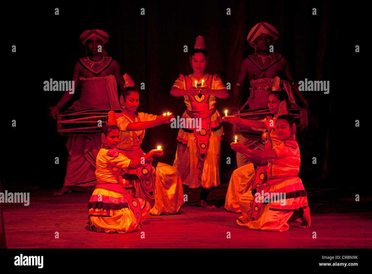 Ballerini con candele, prestazioni di Kandy danzatori, Kandy, Sri Lanka, Oceano Indiano Foto Stock