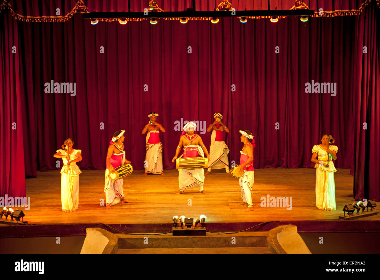 I percussionisti e ballerini, prestazioni di Kandy danzatori, Kandy, Sri Lanka, Oceano Indiano Foto Stock