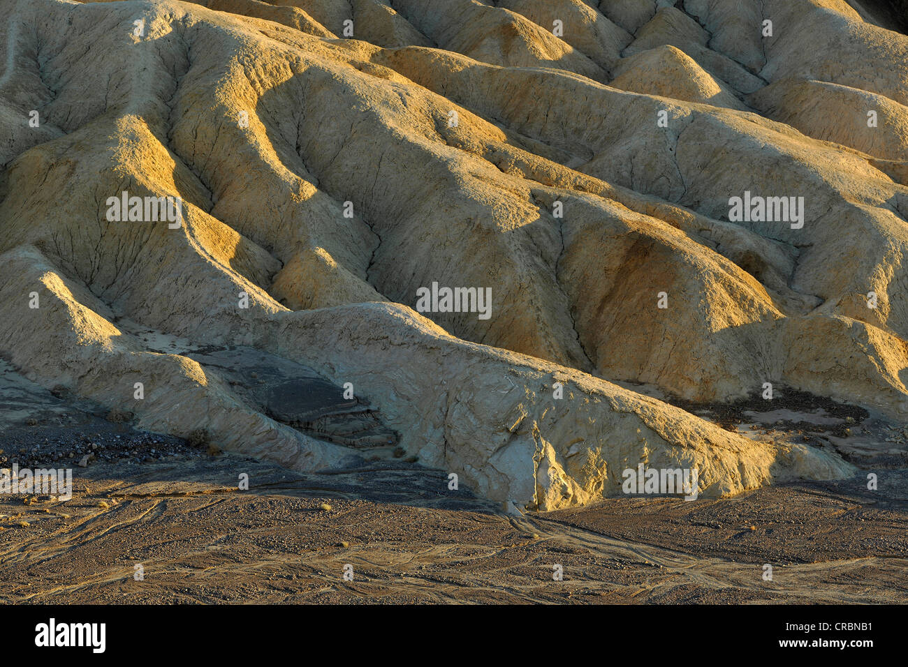 Vista da Zabriskie Point a rocce erose scolorito da minerali, luce della sera, il Parco Nazionale della Valle della Morte, Deserto Mojave Foto Stock