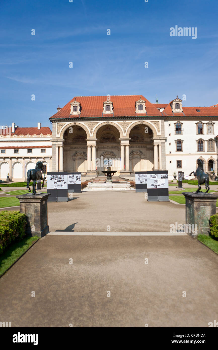 Palazzo Wallenstein e il giardino del castello, fila di statue di bronzo, quartiere storico di Praga, Repubblica Ceca, Europa Foto Stock