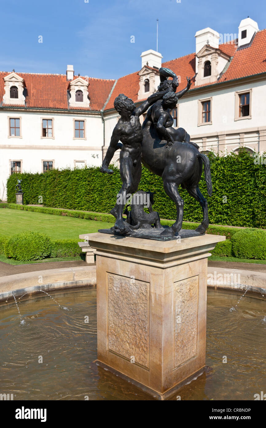 Palazzo Wallenstein e il giardino del castello, fila di statue di bronzo, quartiere storico di Praga, Repubblica Ceca, Europa Foto Stock