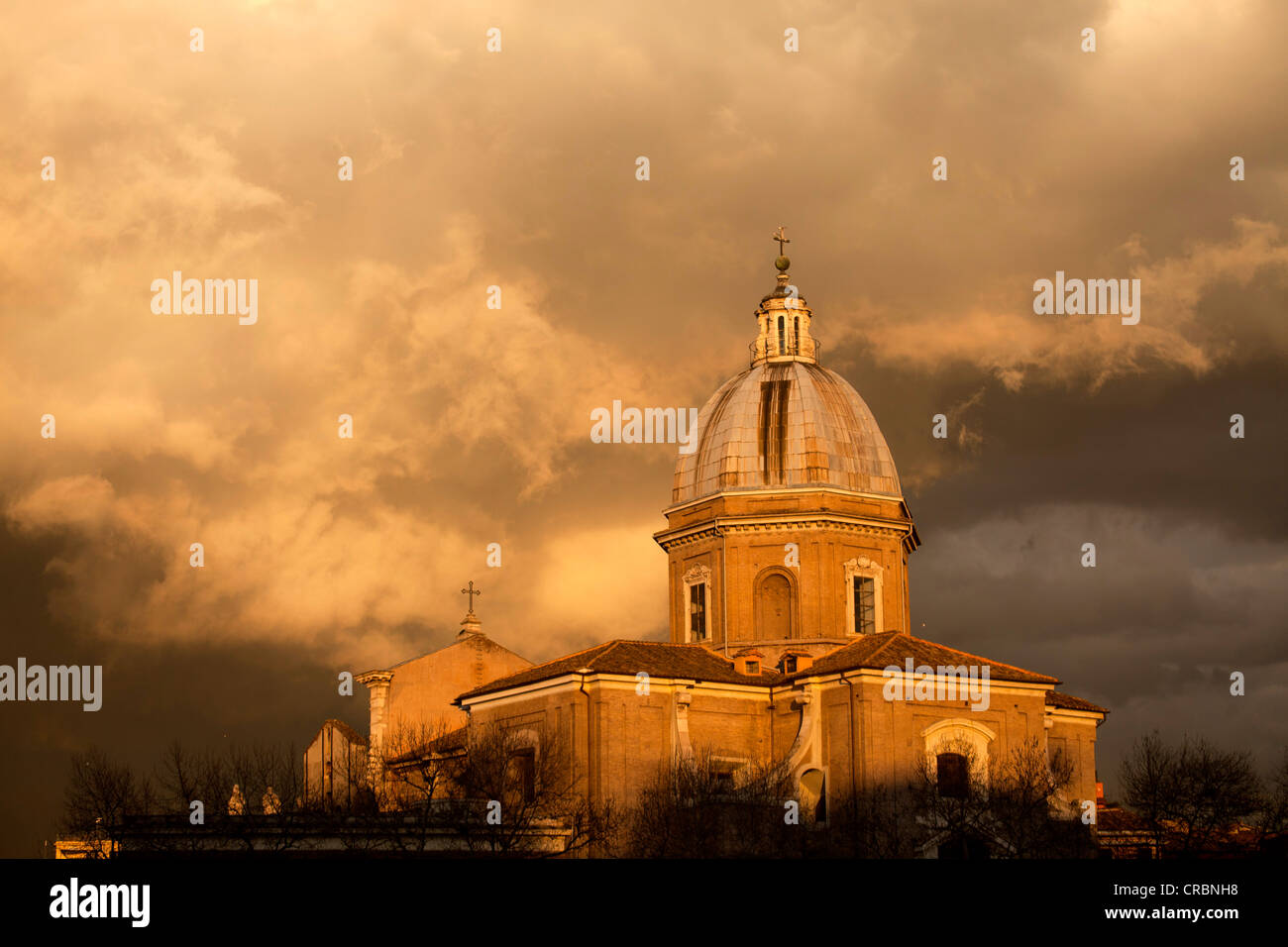 Nuvole temporalesche sopra la Basilica di San Giovanni Battista dei Fiorentini, Roma, Italia, Europa Foto Stock