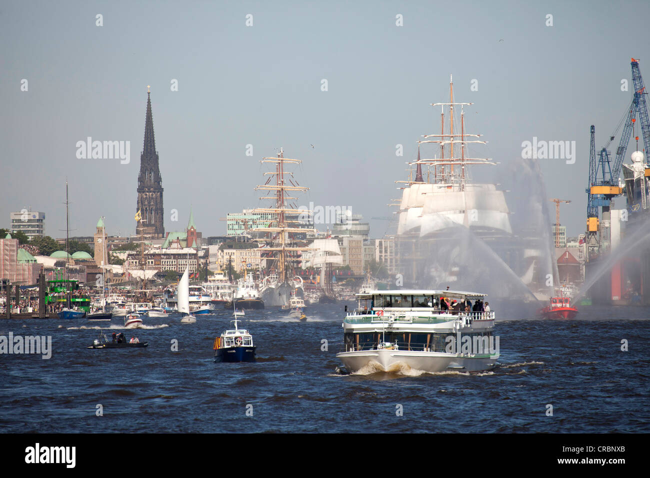 Partenza sfilata di navi e barche a vela, Hafengeburtstag o anniversario di porta 2011, città anseatica di Amburgo Foto Stock