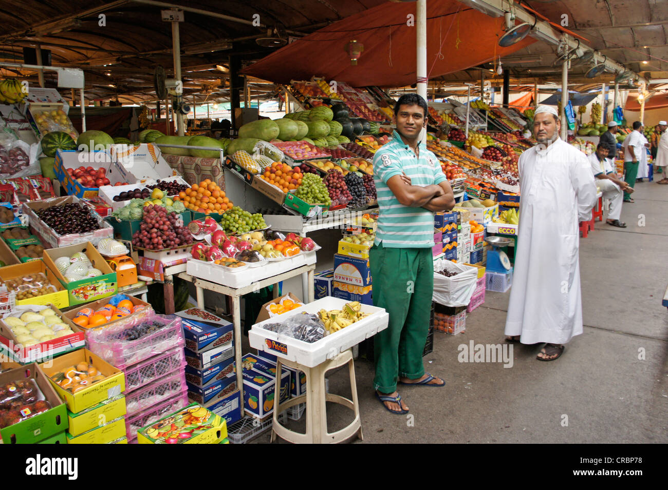 I concessionari con la frutta e la verdura al mercato a Dubai, Emirati Arabi Uniti, Medio Oriente e Asia Foto Stock