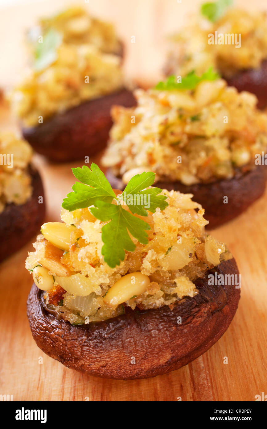 Portobello Funghi ripieni con una miscela di pinoli, cipolla, aglio e formaggio. Foto Stock