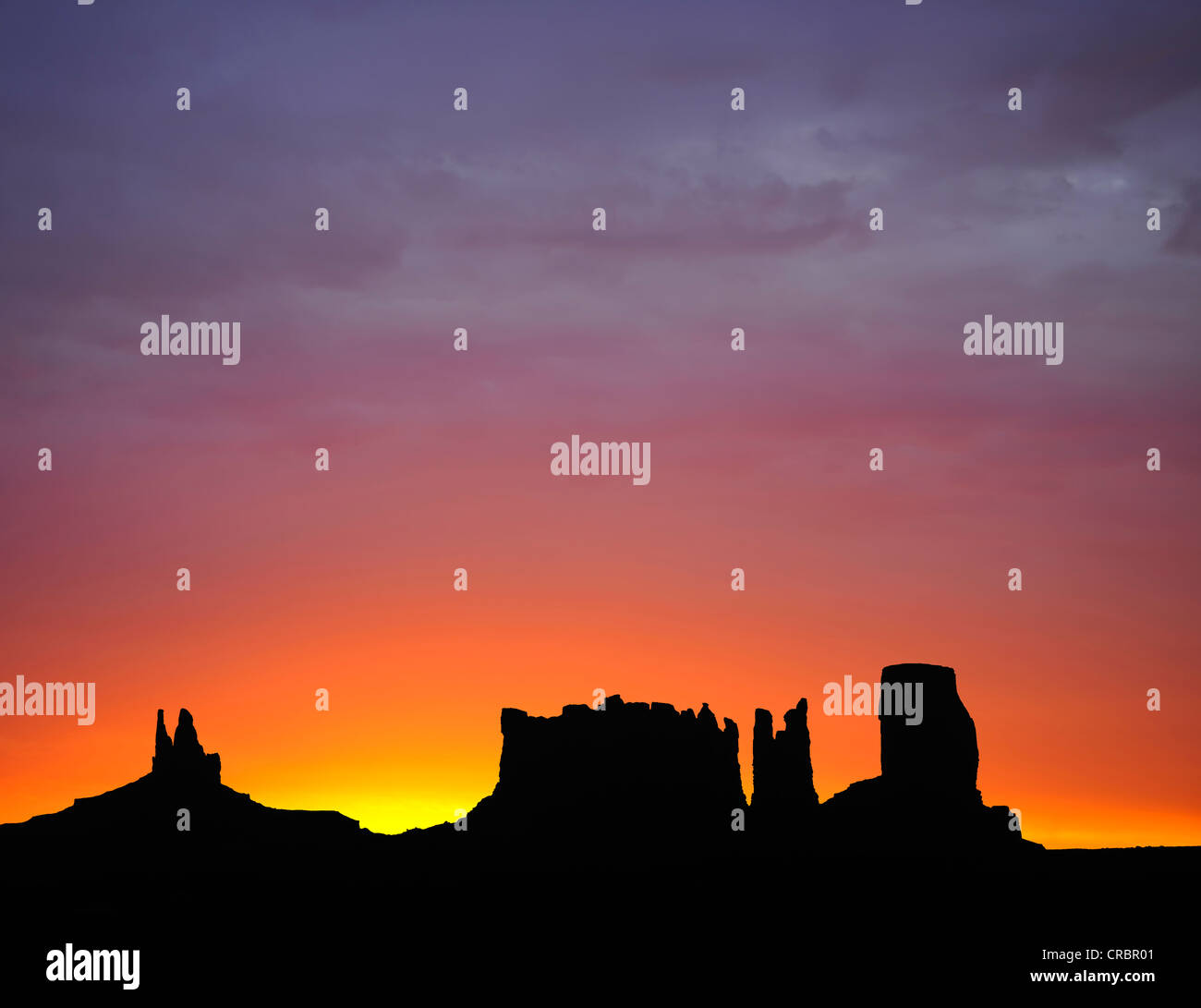 Sunrise, dawn mesas, re sul trono, Stagecoasch, Orso e coniglio, Castle Butte, Monument Valley Navajo Tribal Park Foto Stock