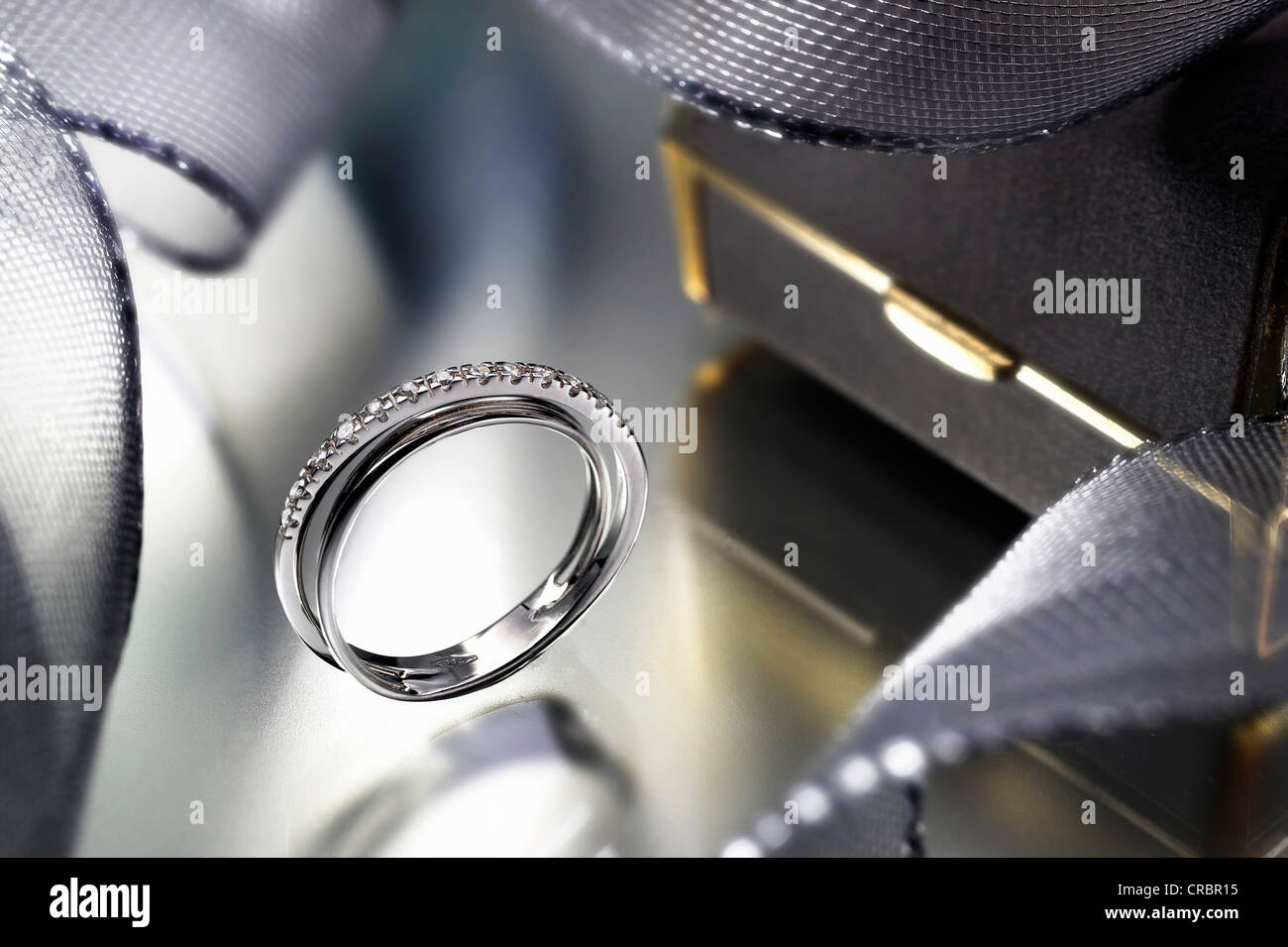 Close up della moderna anello di fidanzamento Foto Stock