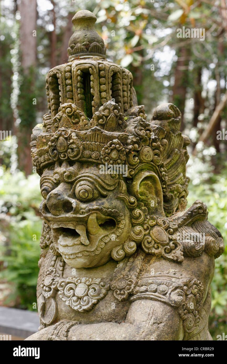 Statua da Bali, Glenveagh Giardini e Parco nazionale di Glenveagh, County Donegal, Irlanda, Europa Foto Stock