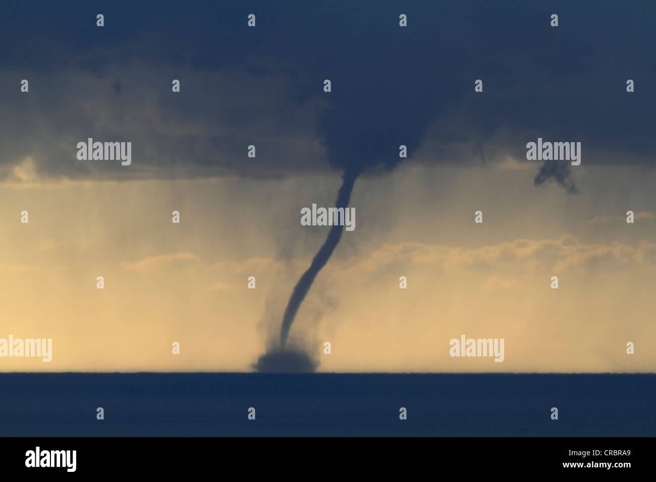 Tornado, trombe, affacciato sul Mar Mediterraneo, al largo della Costa d'Azur, in Francia, in Europa Foto Stock