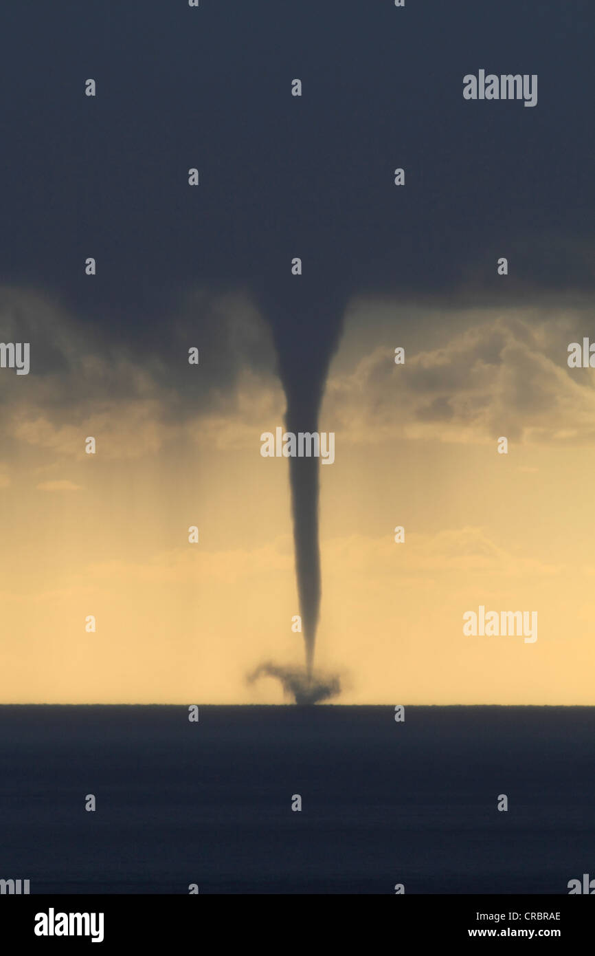 Tornado, trombe, affacciato sul Mar Mediterraneo, al largo della Costa d'Azur, in Francia, in Europa Foto Stock