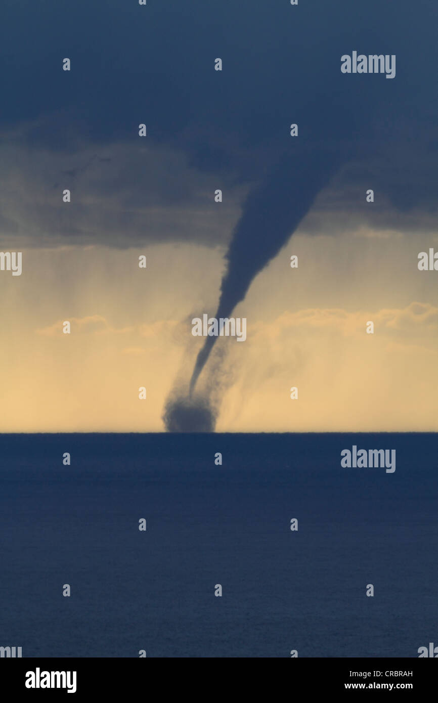 Tornado, trombe, affacciato sul Mar Mediterraneo, al largo della Costa d'Azur, in Francia, in Europa Foto Stock