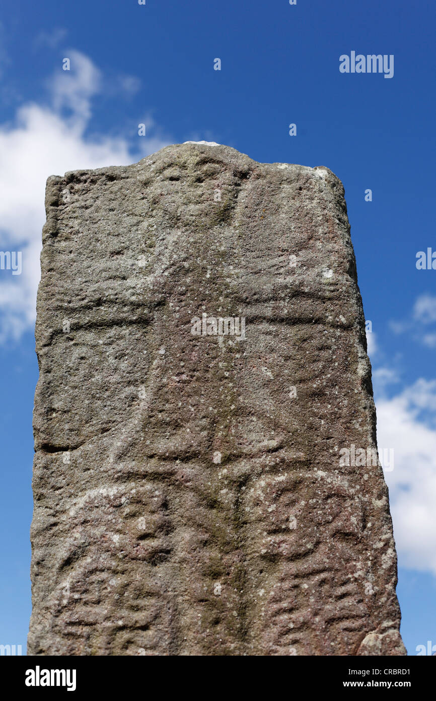 Pilastro di pietra con sollievo al cimitero, Carndonagh, Penisola di Inishowen, County Donegal, Irlanda Isole britanniche, Europa Foto Stock