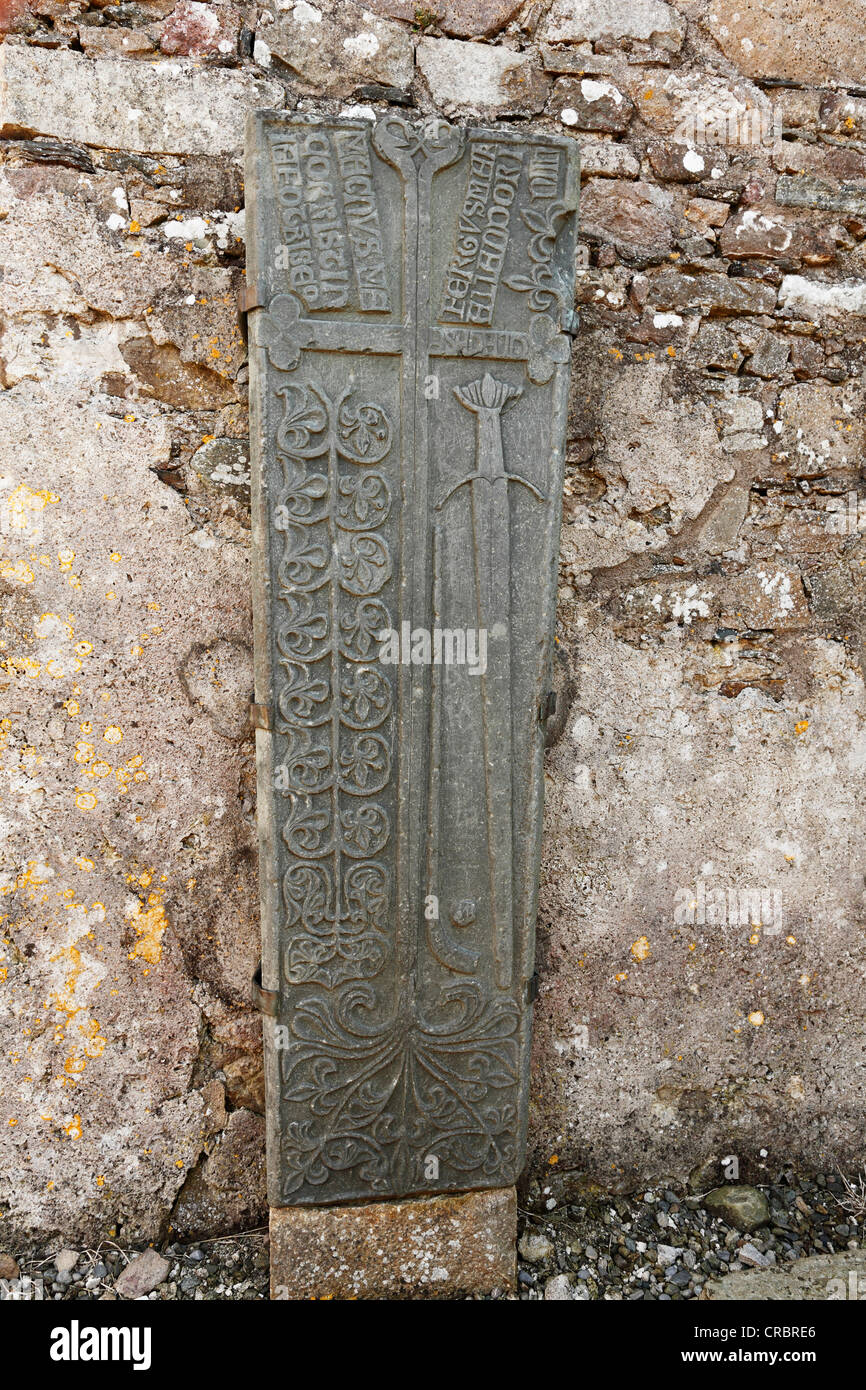 Tomba di pietra con una spada, Clonca chiesa vicino Culduff, Penisola di Inishowen, County Donegal, Irlanda Isole britanniche, Europa Foto Stock