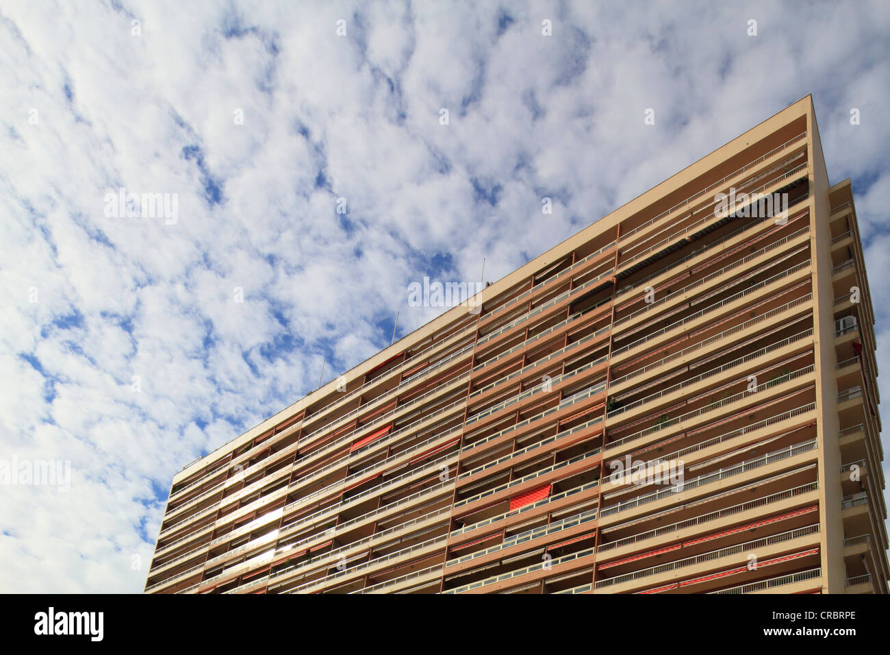 Edificio alto contro soffici nuvole, Larvotto trimestre, il Principato di Monaco, Cote d'Azur, Europa Foto Stock
