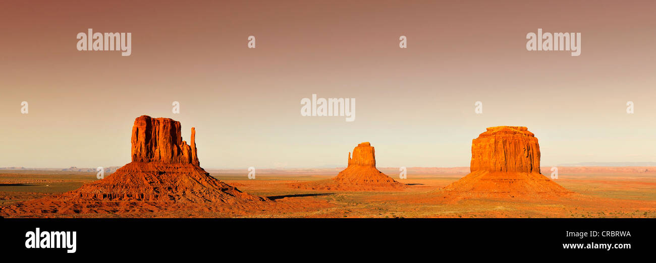 Atmosfera serale, vista panoramica di mesas, West Mitten Butte, Est Mitten Butte, Merrick Butte, Monument Valley Navajo Tribal Park Foto Stock