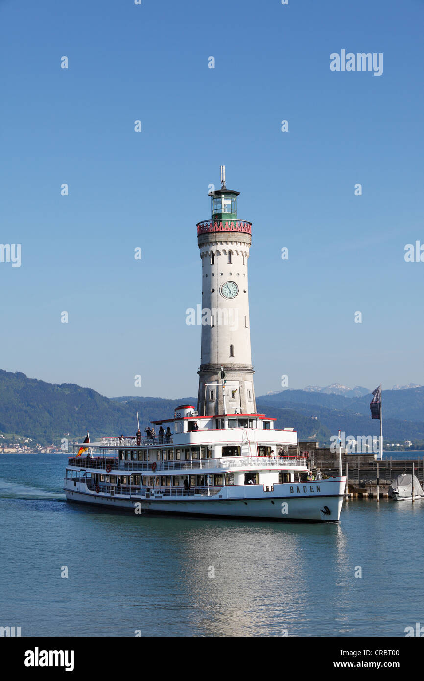 Faro e nave passeggeri "Baden" all'ingresso del porto, Lindau sul Lago di Costanza, Svevia, Baviera, PublicGround Foto Stock