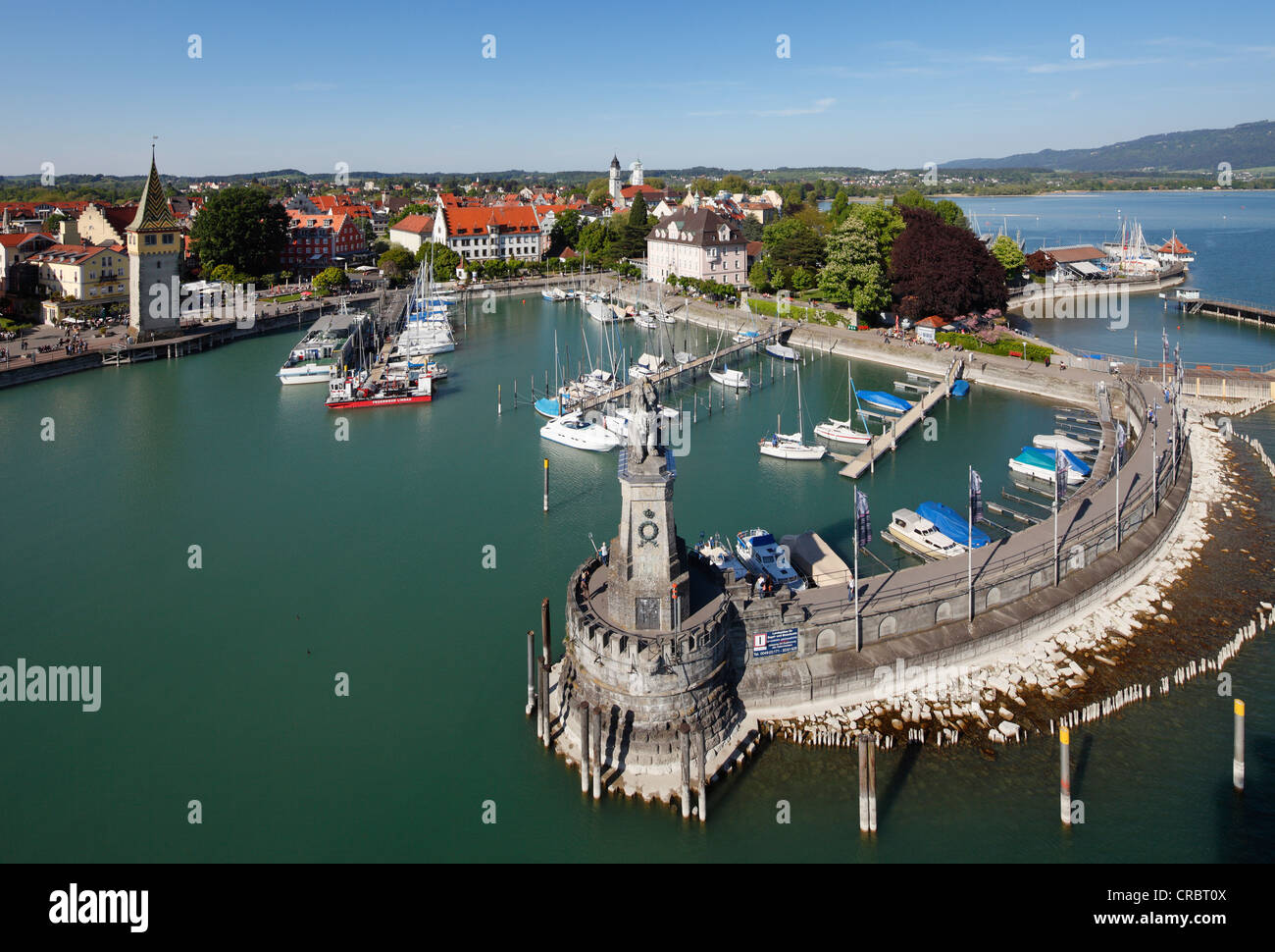 Vista dal faro attraverso il porto con il leone bavarese, Lindau sul Lago di Costanza, Svevia, Baviera, Germania, Europa Foto Stock