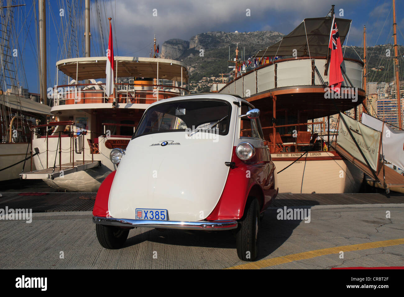 BMW Isetta di fronte classic yacht a vela al Monaco Classic Week, Principato di Monaco, Cote d'Azur, Europa Foto Stock