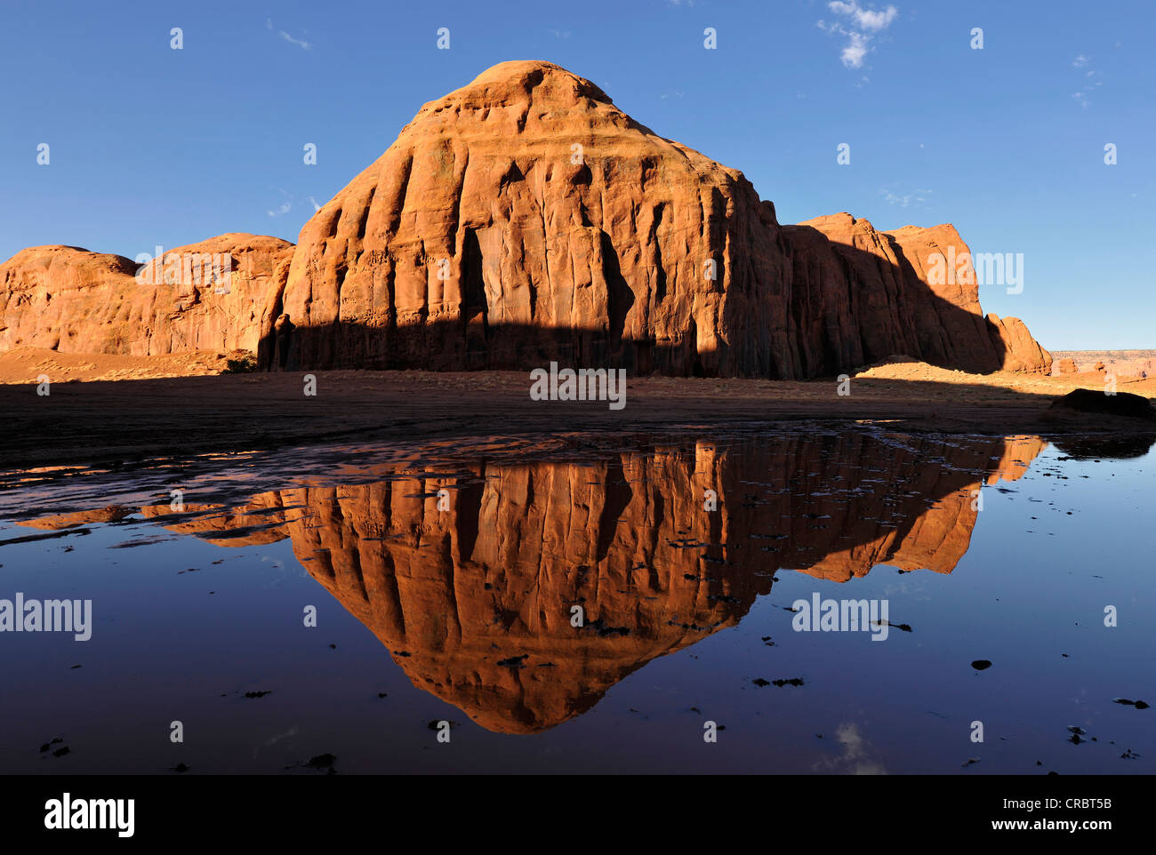 La riflessione di un table mountain, Raingod Mesa, Monument Valley Navajo Tribal Park, Navajo Nation Reservation, Arizona, Utah Foto Stock