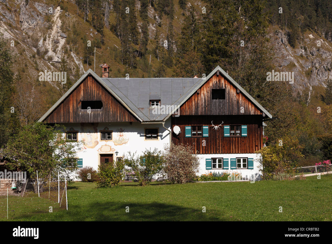 Ex mulino con pittura murale di Franz Karner, 1794, Vorderriss, comune di Lenggries, regione di Isarwinkel, Alta Baviera Foto Stock