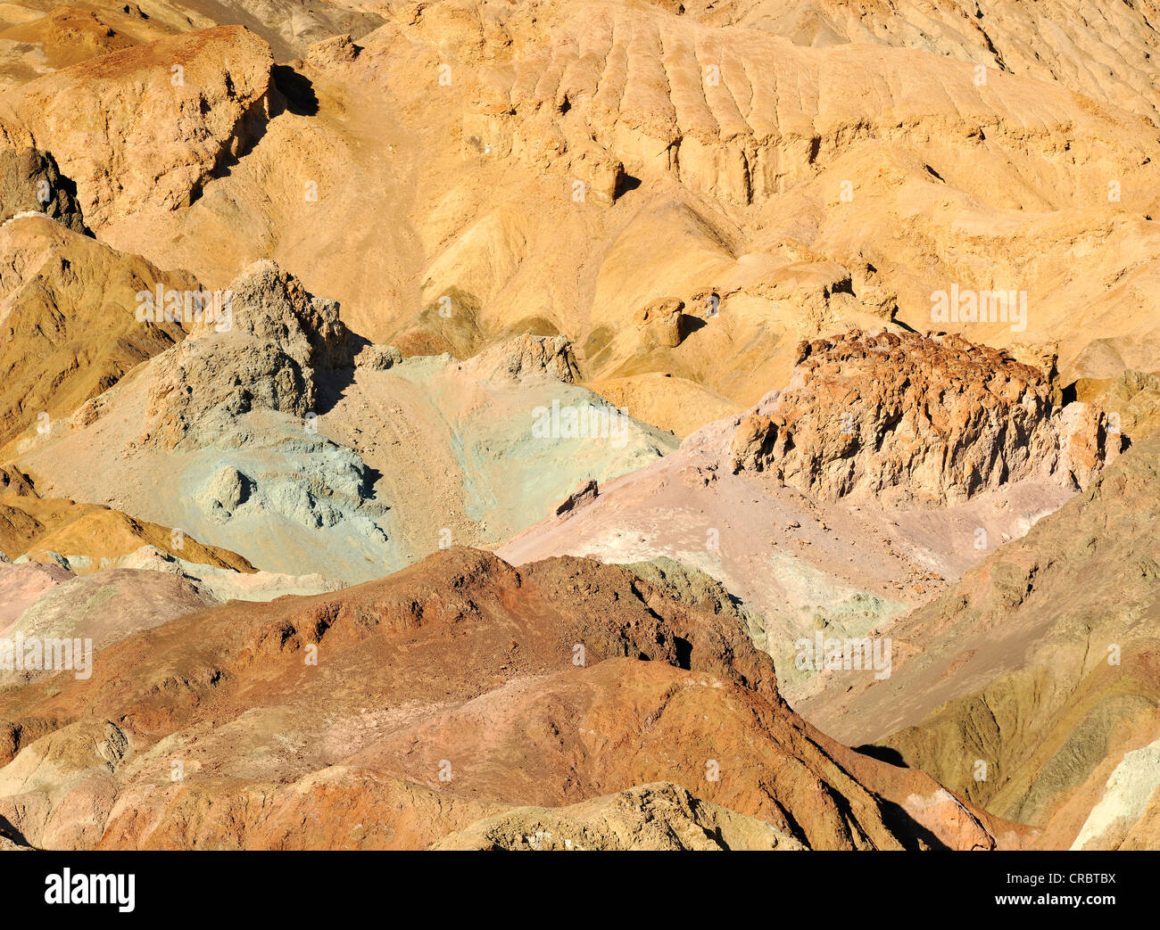 Rocce erose scolorito con minerali a la Badwater Road nella luce della sera, artista di auto, il Parco Nazionale della Valle della Morte Foto Stock